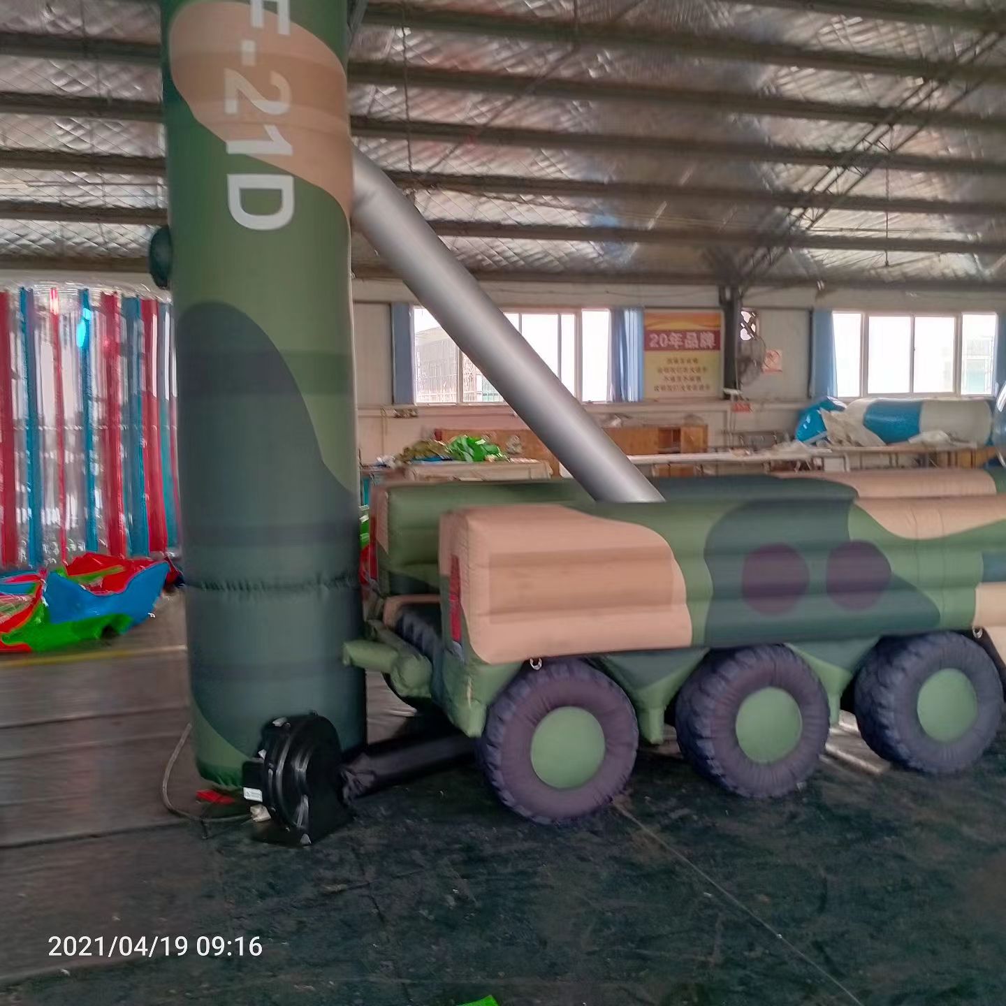 定襄军事演习中的充气目标车辆：模拟发射车雷达车坦克飞机